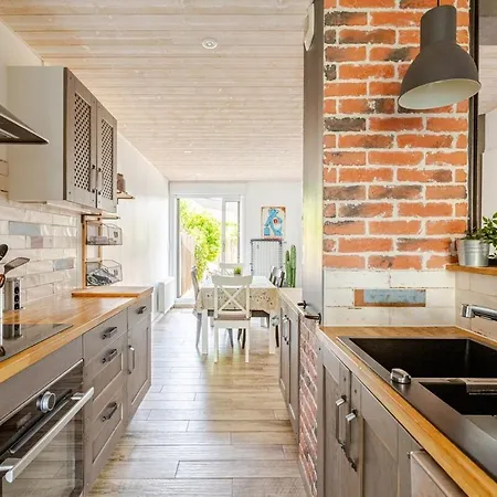 Diane - Beach, Wi-fi, Sleeps 6, Modern&neat Apartment