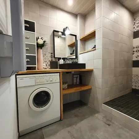 Diane - Beach, Wi-fi, Sleeps 6, Modern And Neat