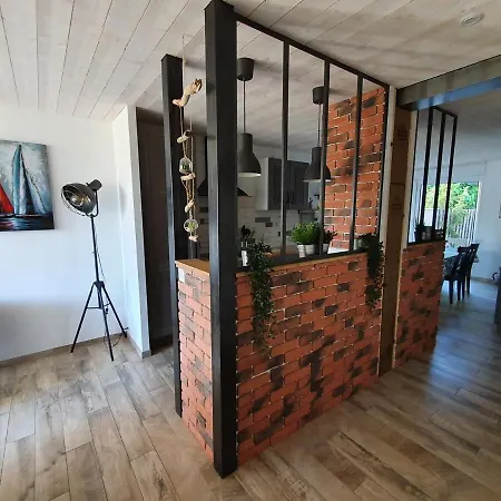 Diane - Beach, Wi-fi, Sleeps 6, Modern And Neat