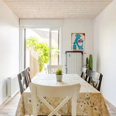 Diane - Beach, Wi-fi, Sleeps 6, Modern And Neat Lägenhet *