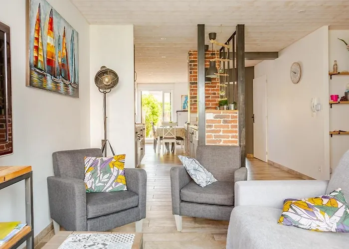 Diane - Beach, Wi-fi, Sleeps 6, Modern And Neat Apartment *