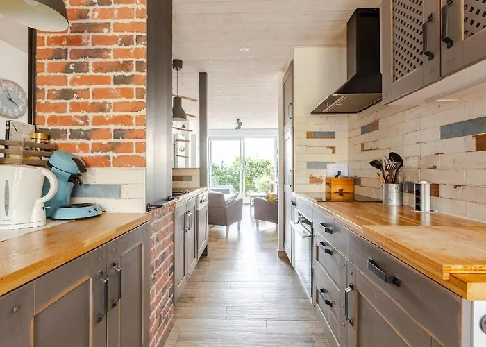 Diane - Beach, Wi-fi, Sleeps 6, Modern And Neat Apartment *