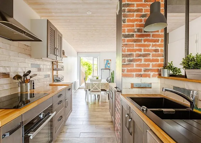 Diane - Beach, Wi-fi, Sleeps 6, Modern And Neat Apartment